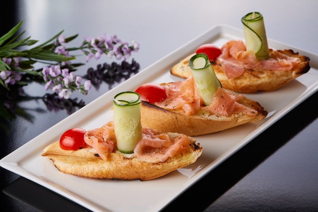 Foto gratuita filetto di pesce sul pane