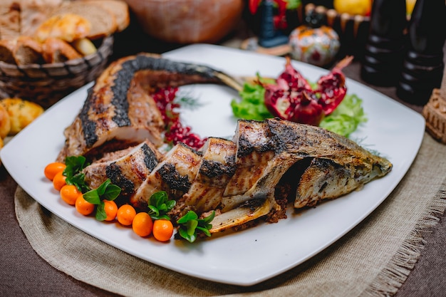 Бесплатное фото Рыба лаванги с грецким орехом, луком, маслом, вишней, изюмом, вид сбоку