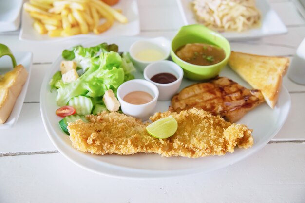 フィッシュポークとチキンステーキの食事セット