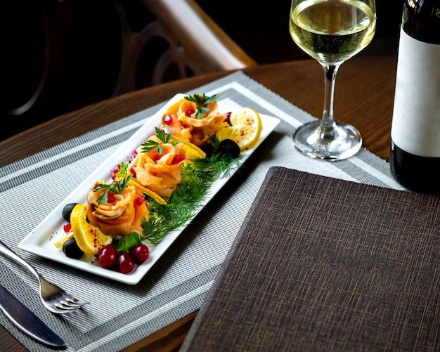 Free photo fish slices with herbs and sliced lemon