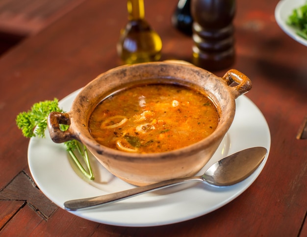 Foto gratuita zuppa di pesce con pane e aglio