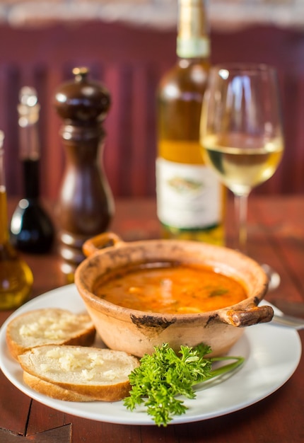 Free photo fish soup with bread and garlic