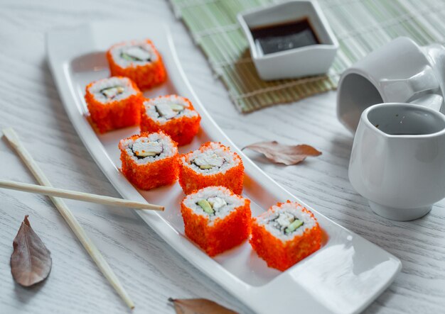 ご飯と赤キャビア添え魚寿司