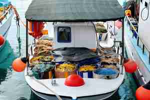 無料写真 港で魚がいっぱいのフィッシャーボート