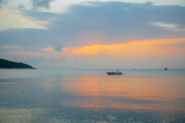 Рыбацкая лодка во время заката. Premium Фотографии