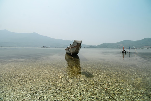 無料写真 ベトナムの主要な漁村、クイニョンの海岸に係留された漁船