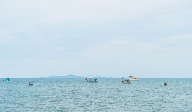 海の漁船