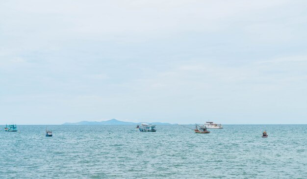 海の漁船