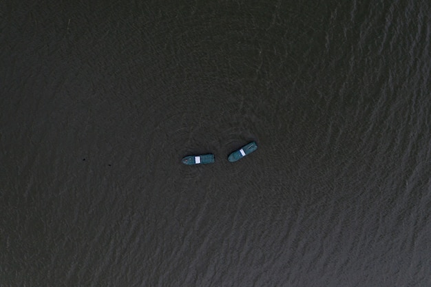 穏やかな海に浮かぶ漁船と釣りに行く