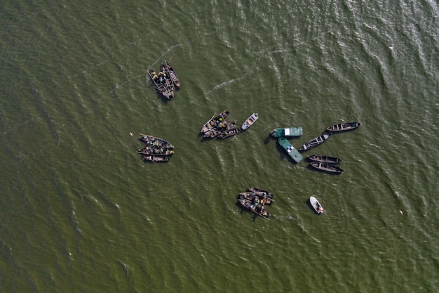 Foto gratuita barche da pesca, che galleggiano nelle acque calme e che vanno a pescare