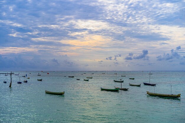 海に沈む夕日の漁船、ヌサレンボンガン。自然の背景。