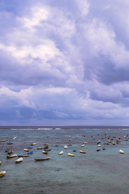 Nusa Lembongan, 바다에서 일몰에 낚시 보트. 자연 배경입니다.