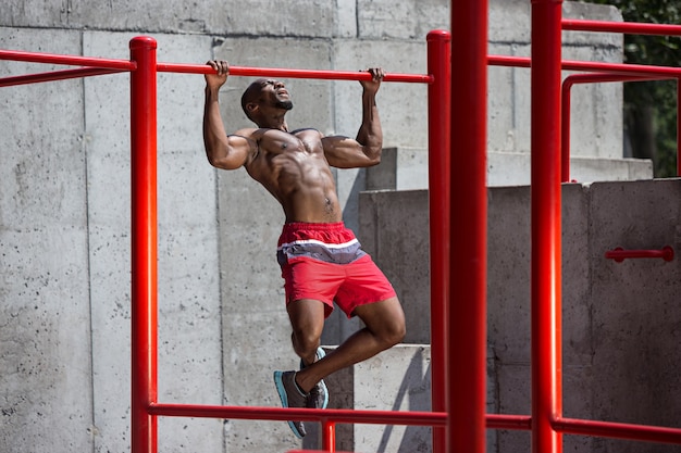 L'atleta in forma facendo esercizi allo stadio