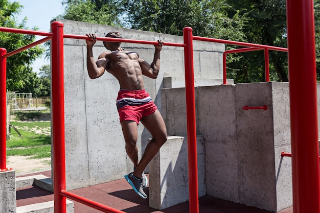 L'atleta in forma facendo esercizi allo stadio