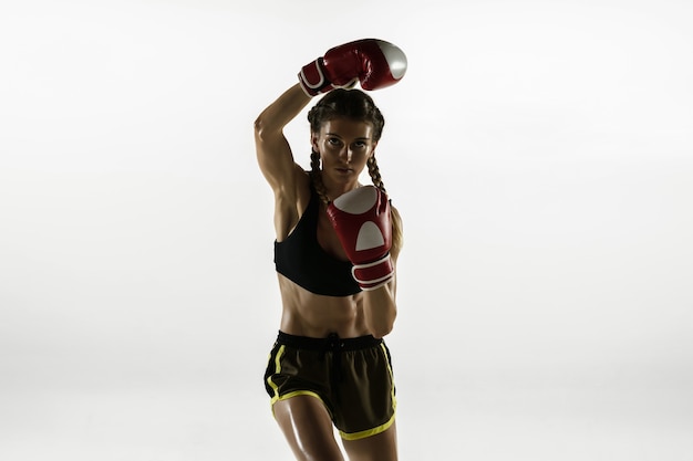 Подходит кавказская женщина в боксе спортивной одежды изолированном на белой предпосылке.