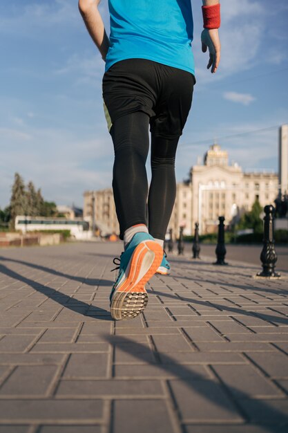 Fit человек работает ноги в городе