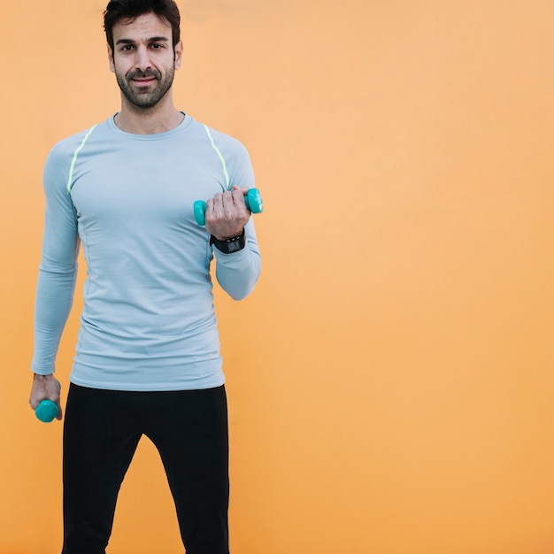 Free photo fit man with dumbbells