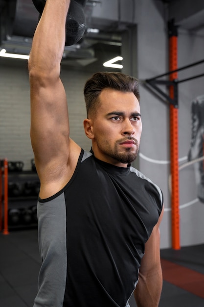 Uomo in forma che si allena in palestra