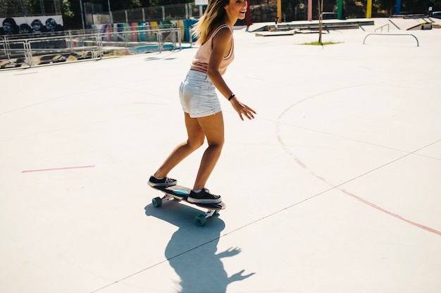 Fit donna divertirsi con lo skateboard