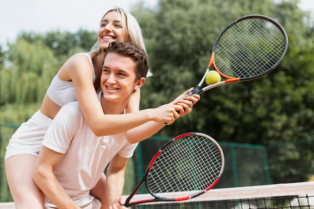 テニスをしている若いカップルに合う