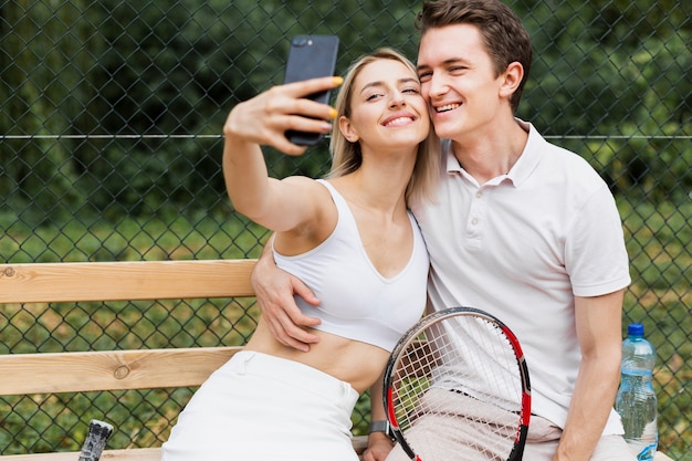 無料写真 selfieを取ってフィットの若いカップル