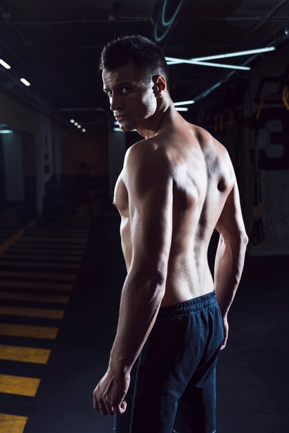 Free photo fit young man standing in fitness club