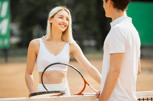 맞는 젊은 남자와 여자 테니스