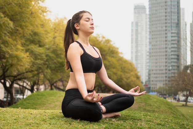Подходящая молодая женщина, осуществляющих йогу