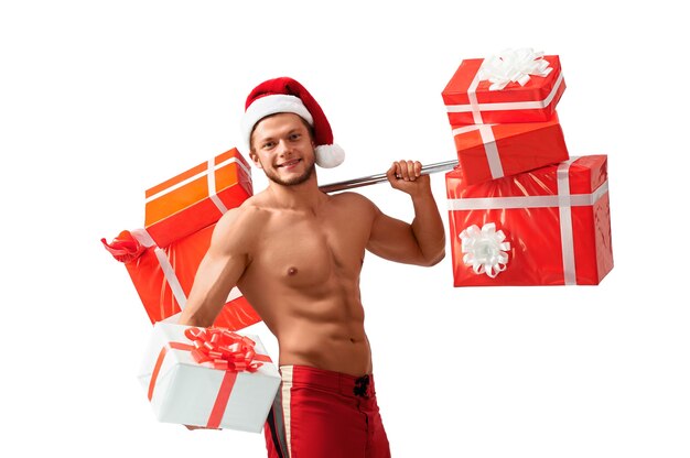 산타의 피트니스 조언. 2018, 2019년 행복한 미소를 지으며 멀리 바라보고 있는 큰 선물 상자를 제공하는 셔츠를 입지 않은 찢어진 산타클로스의 초상화.