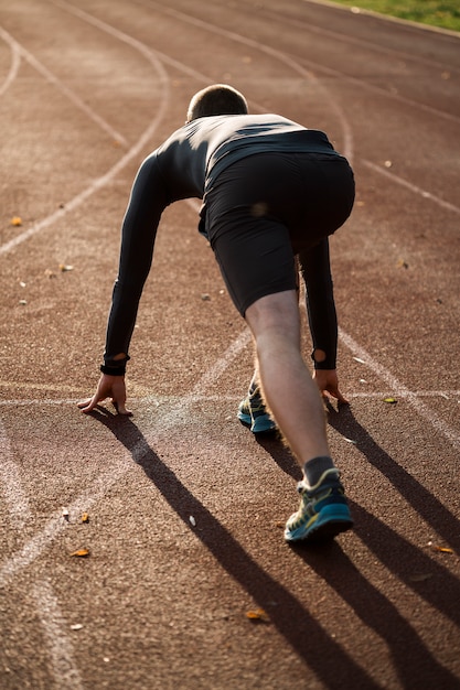 Ragazzo di forma fisica pronto a correre