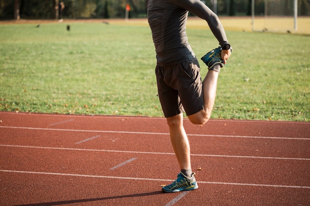 Ragazzo di fitness che si estende