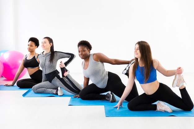 Lezione di fitness che si esercita sul tappetino