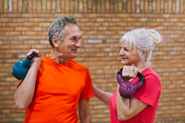 Концепция фитнеса с пожилой супругой