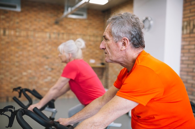 Foto gratuita concetto di fitness con le persone anziane