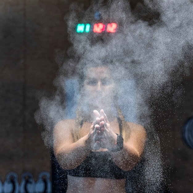 Фитнес девушка покрыта пылью