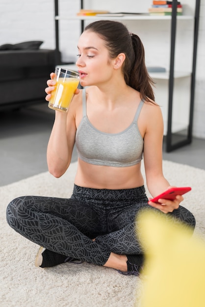 フィットネス女の子、飲む、ジュース