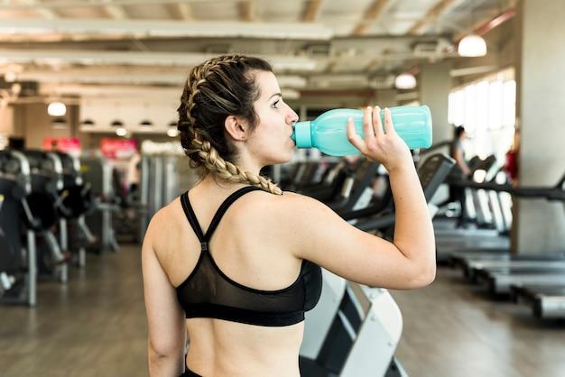 Free photo fitness girl drinking water