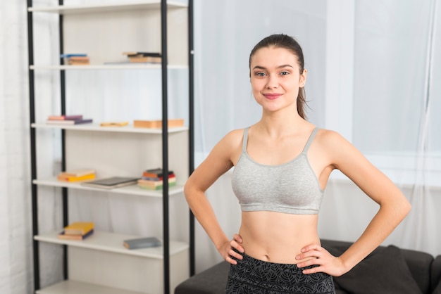 Free photo fitness girl posing