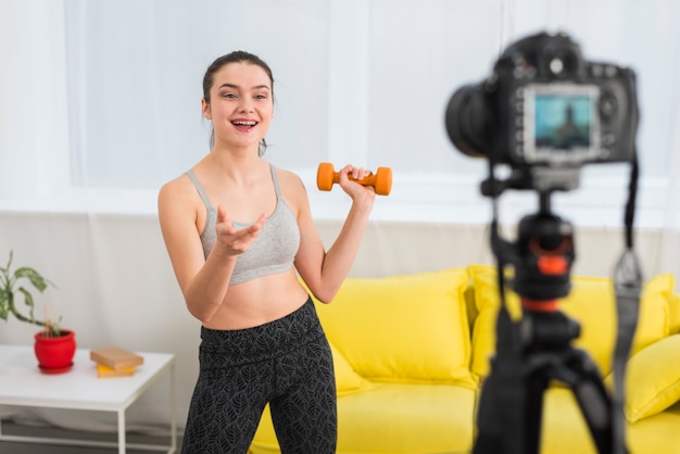 Ragazza di forma fisica che registra se stessa