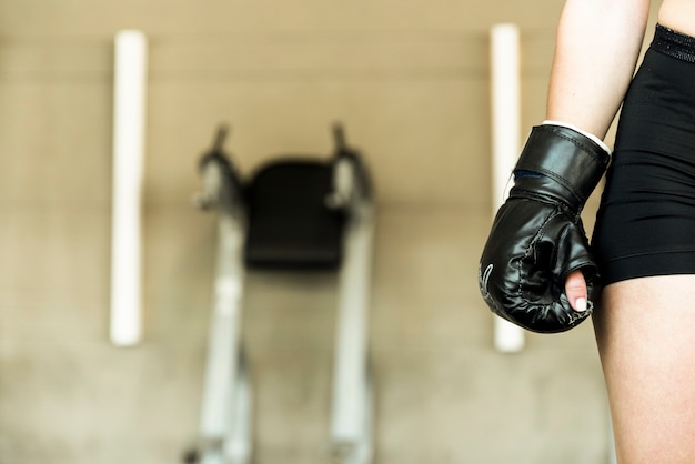 Фитнес девушка носить боксерские перчатки