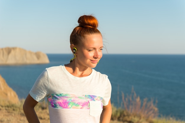 Free photo fitness girl with wireless headphones