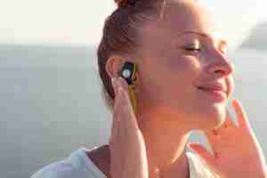 Free photo fitness girl with wireless headphones