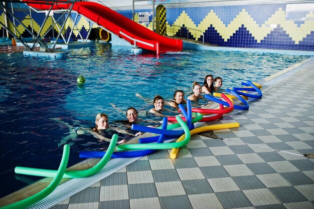 아쿠아 파크의 수영장에서 에어로빅 운동을 하는 소녀들의 피트니스 그룹 스포츠 및 여가 활동
