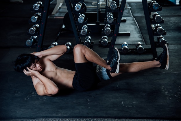 Uomo di fitness sverminare in palestra