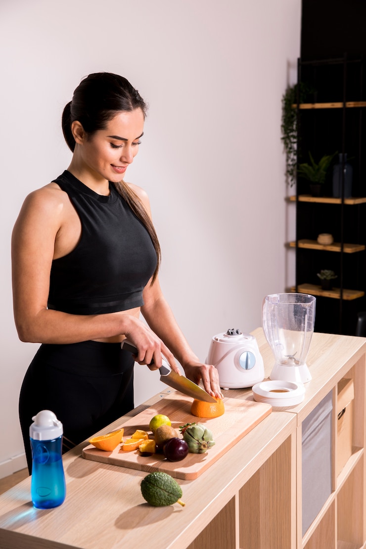 Free Photo fitness woman preparing a detox juice