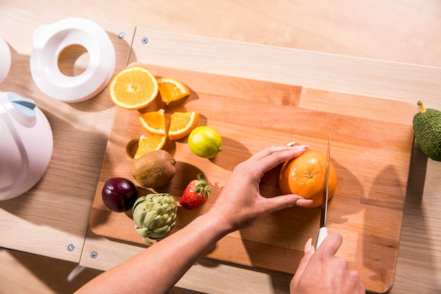 Foto gratuita donna di forma fisica che prepara un succo della disintossicazione