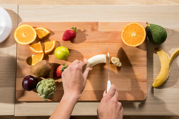 Foto gratuita donna di forma fisica che prepara un succo della disintossicazione