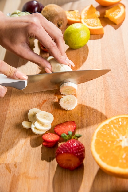 Foto gratuita donna di forma fisica che prepara un succo della disintossicazione