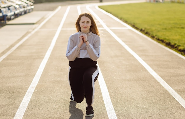 Foto gratuita donna fitness allenamento all'aperto, vivere attivo sano