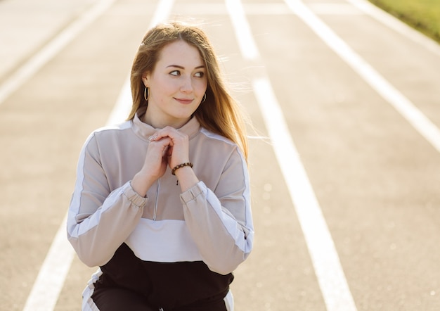 Foto gratuita donna fitness allenamento all'aperto, vivere attivo sano